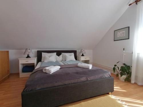 1 dormitorio con 1 cama grande y 2 almohadas en Ágnes Nyaralóház en Zalakaros