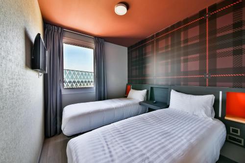 Postel nebo postele na pokoji v ubytování easyHotel Paris Charles de Gaulle Villepinte