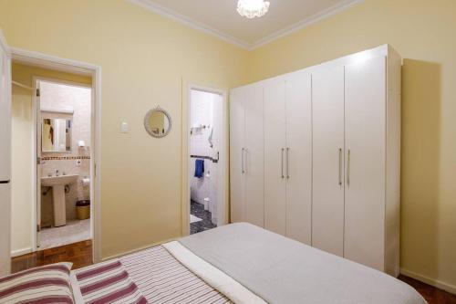 1 dormitorio con 1 cama y baño en Apartamento Premium, en Río de Janeiro