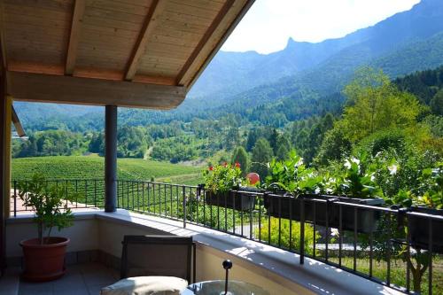 balcón con vistas a la montaña en Villa Eugenia, dove la pace è di casa, en Drena