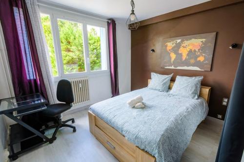 um quarto com uma cama com um urso de peluche em T4 Spacieux , Découvrez le calme du Petit Charran em Valence