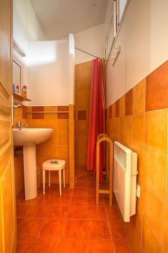 une petite salle de bain avec un lavabo et une douche dans l'établissement Gite du bout du cap Corse, à Ersa