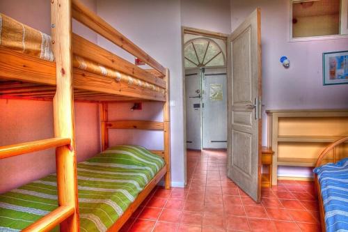 - une chambre avec 2 lits superposés et une porte dans l'établissement Gite du bout du cap Corse, à Ersa