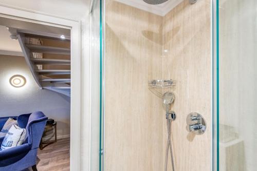 eine Dusche mit Glastür in einem Zimmer in der Unterkunft Heefwai 2 W5 in Morsum