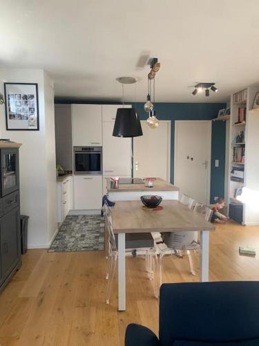 une cuisine et une salle à manger avec une table et des chaises dans l'établissement Appartement Montreuil 60M2 - Idéal JO Paris 2024, à Montreuil