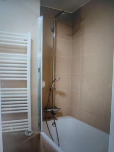 une douche dans une salle de bain avec une porte vitrée dans l'établissement Appartement Montreuil 60M2 - Idéal JO Paris 2024, à Montreuil