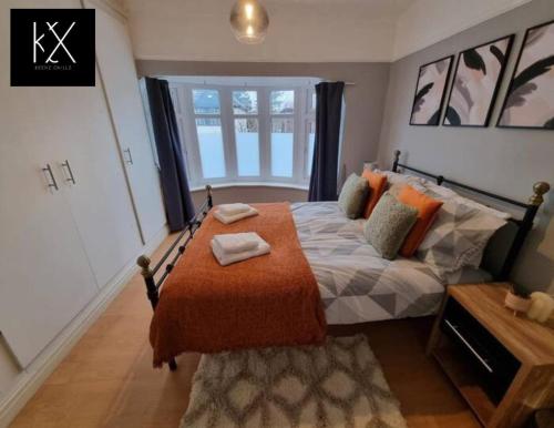 En eller flere senge i et værelse på Perfect for Long Stays Business & Family Guests In Droylsden ,Sleeps 6!