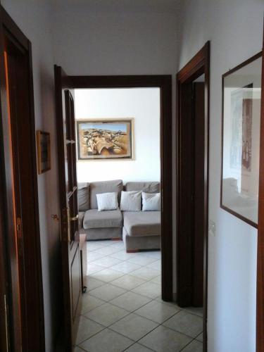 - un salon avec un canapé dans l'établissement Appartamento Fiore, à Alghero
