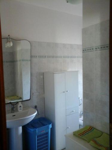 Baño pequeño con lavabo y espejo en Appartamento Fiore, en Alghero