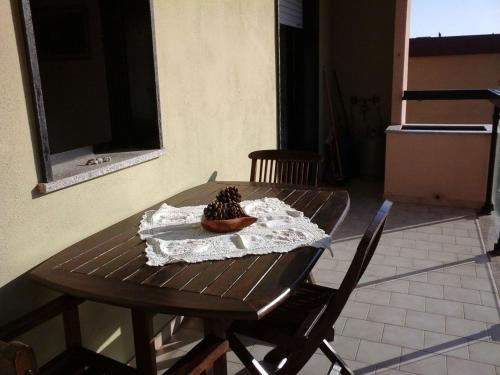 une table avec une plaque en pin dans l'établissement Appartamento Fiore, à Alghero
