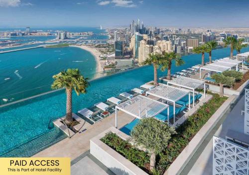 The Address Beach Residences - 2BR & Private Beach في دبي: اطلالة على المدينة من سطح مبنى