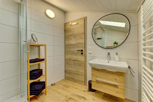 a bathroom with a sink and a mirror at Landhaus Melch in Zwiesel