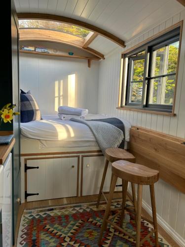 una piccola camera con un letto e due sgabelli di Lower Crankan Farm a Penzance
