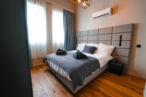 Un dormitorio con una cama con dos bolsas. en Hotel Mezza Notte en Ronse