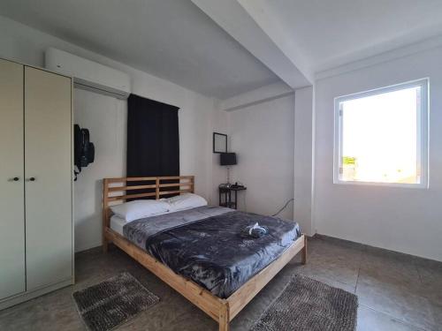 Schlafzimmer mit einem Bett und einem Fenster in der Unterkunft La Perla Suite in San Juan