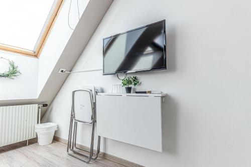 10-Min Walk to Hauptbahnhof, Cozy Private Rooms with AC, TV & WIFI