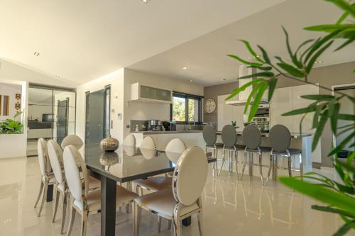 Villa Les Arbousiers - Piscine Chauffée Sécurisée - 210m2 - 4 Suites