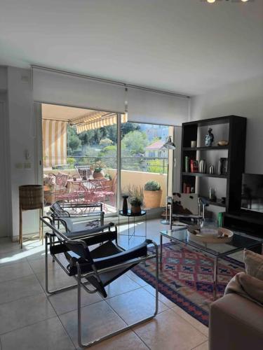 un salon avec une table en verre et un canapé dans l'établissement ® Le Breteuil - Superbe T2 - Plein centre, à Marseille