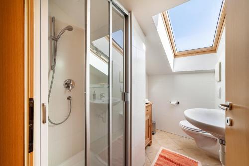 a bathroom with a shower and a sink at Gasserhof Ferienwohnung Morgenduft in Caines