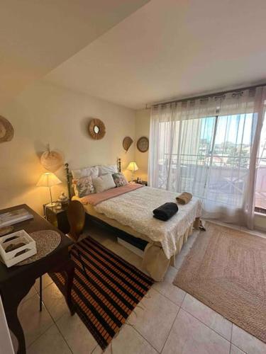une chambre avec un lit et une grande fenêtre dans l'établissement ® Le Breteuil - Superbe T2 - Plein centre, à Marseille