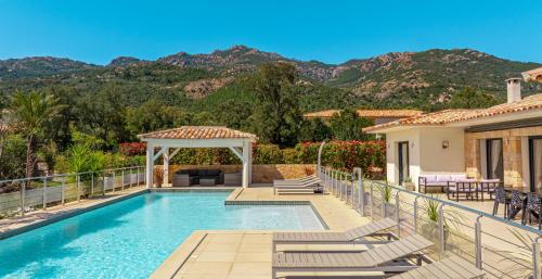 Villa Les Arbousiers - Piscine Chauffée Sécurisée - 210m2 - 4 Suites