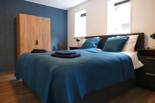 sypialnia z niebieskim łóżkiem z niebieską pościelą w obiekcie 't Stookhok Gasselte w mieście Gasselte