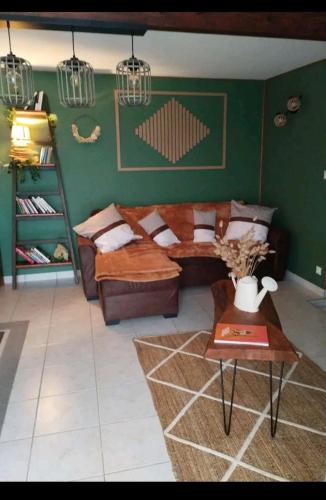 un salon avec un canapé et une table dans l'établissement Maison coeur de ferme, à Payré