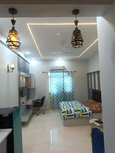 een slaapkamer met een bed en een bureau in een kamer bij Angel homes in Ghaziabad