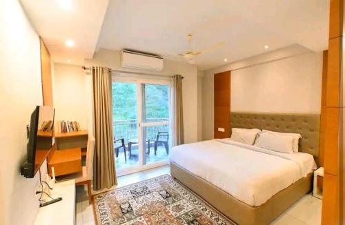 een slaapkamer met een bed en een groot raam bij Angel homes in Ghaziabad