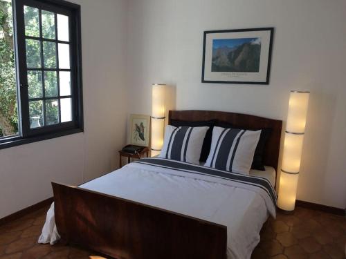 um quarto com uma cama grande e 2 candeeiros em Villa 16 personnes, plage à 300m em Labenne