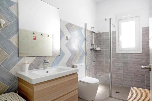 カディスにあるCasa Pepi Solo Familiasの洗面台、トイレ、シャワー付きのバスルーム