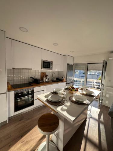 a kitchen with a table with plates on it at Fantástico T3 Porto - 6 Pessoas in Porto