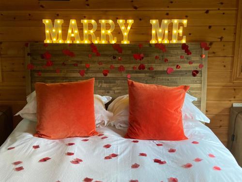 a bed with a happy me sign on a wall at Bazare Lodge in Great Ayton