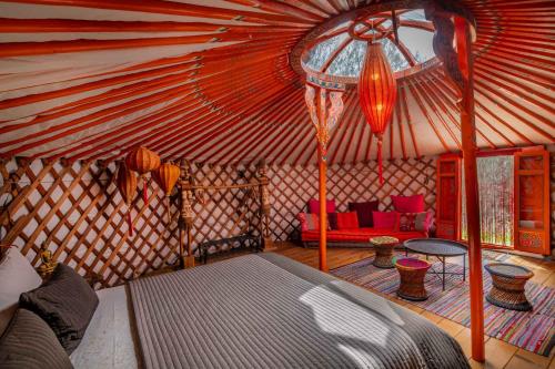 een kamer met een bed in een yurt bij Valle de Oro in Villanueva de Algaidas
