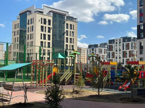 um parque infantil numa cidade com edifícios altos em Altyn Dala em Taldykolʼ