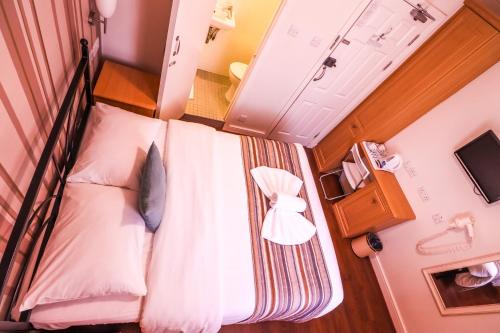 倫敦的住宿－航道酒店，小型客房的一张床铺享有高空景致