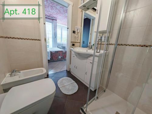 Bilik mandi di Garda Apartments in Euroresidence