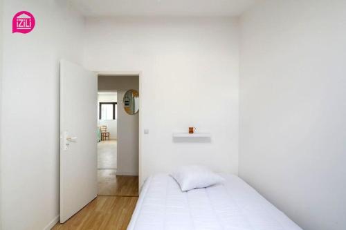 een slaapkamer met witte muren en een wit bed bij L'Oasis by iZiLi - Proche Hypercentre - Paisible in Niort