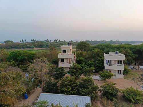 una vista aerea di due case in un campo di Abaranji Guest House a Tiruvannāmalai