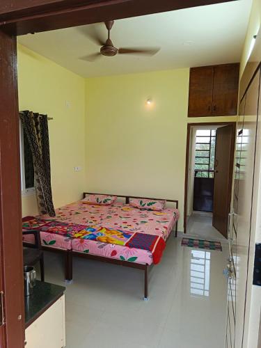 a bedroom with a bed in a room at Abaranji Guest House in Tiruvannāmalai