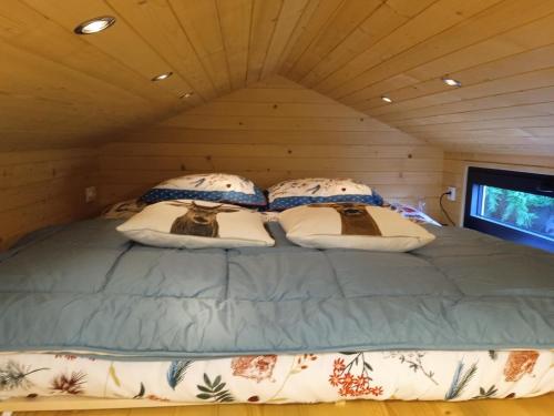 En eller flere senge i et værelse på Tiny somniflore