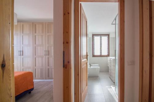 uma casa de banho com uma cama e um WC num quarto em Olbia Oasis Apartment with Two Balconies! em Olbia
