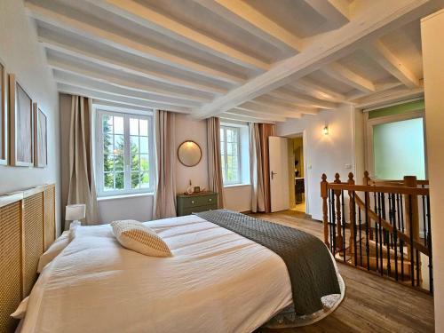 Кровать или кровати в номере Charmant Moulin - Jardin Secret - Vue sur l'Orne