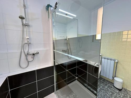 een badkamer met een douche en een glazen deur bij Jules in Dax