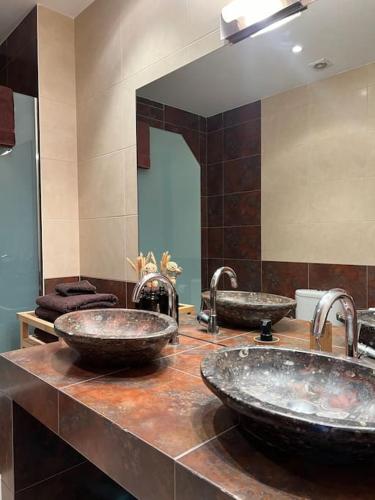 ein Badezimmer mit 2 Waschbecken und einem Spiegel in der Unterkunft Mirador del Verd in San Lorenzo de Morunys
