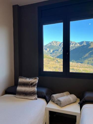 Zimmer mit 2 Betten und 2 Fenstern in der Unterkunft Mirador del Verd in San Lorenzo de Morunys