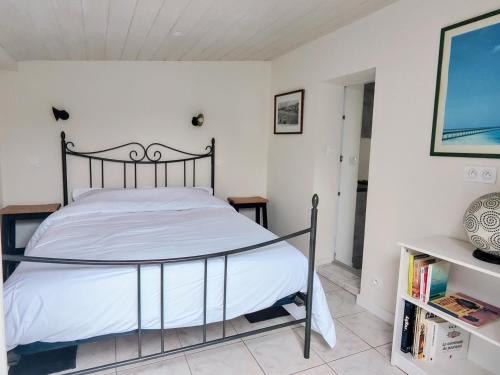 une chambre avec un lit et une étagère dans l'établissement Pied-à-terre proche du centre et commodités, à Pornic