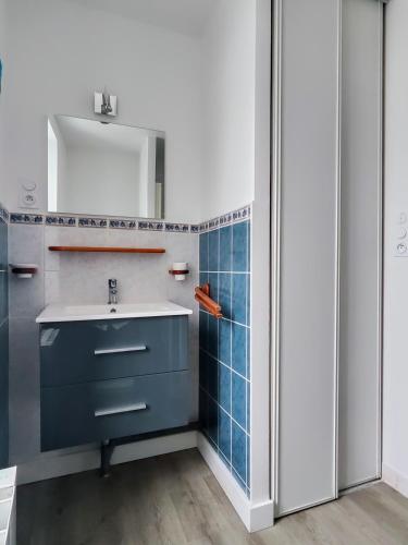 une salle de bain avec un lavabo et un miroir dans l'établissement Pied-à-terre proche du centre et commodités, à Pornic