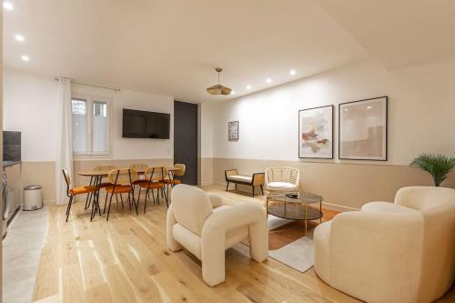 un salon avec un canapé, des chaises et une table dans l'établissement Appart 6Pers#3 Bedrooms#2 Bathrooms#Paris 19, à Paris