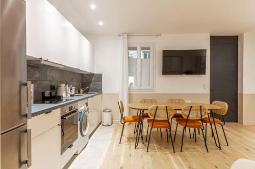 une cuisine et une salle à manger avec une table et des chaises dans l'établissement Appart 6Pers#3 Bedrooms#2 Bathrooms#Paris 19, à Paris